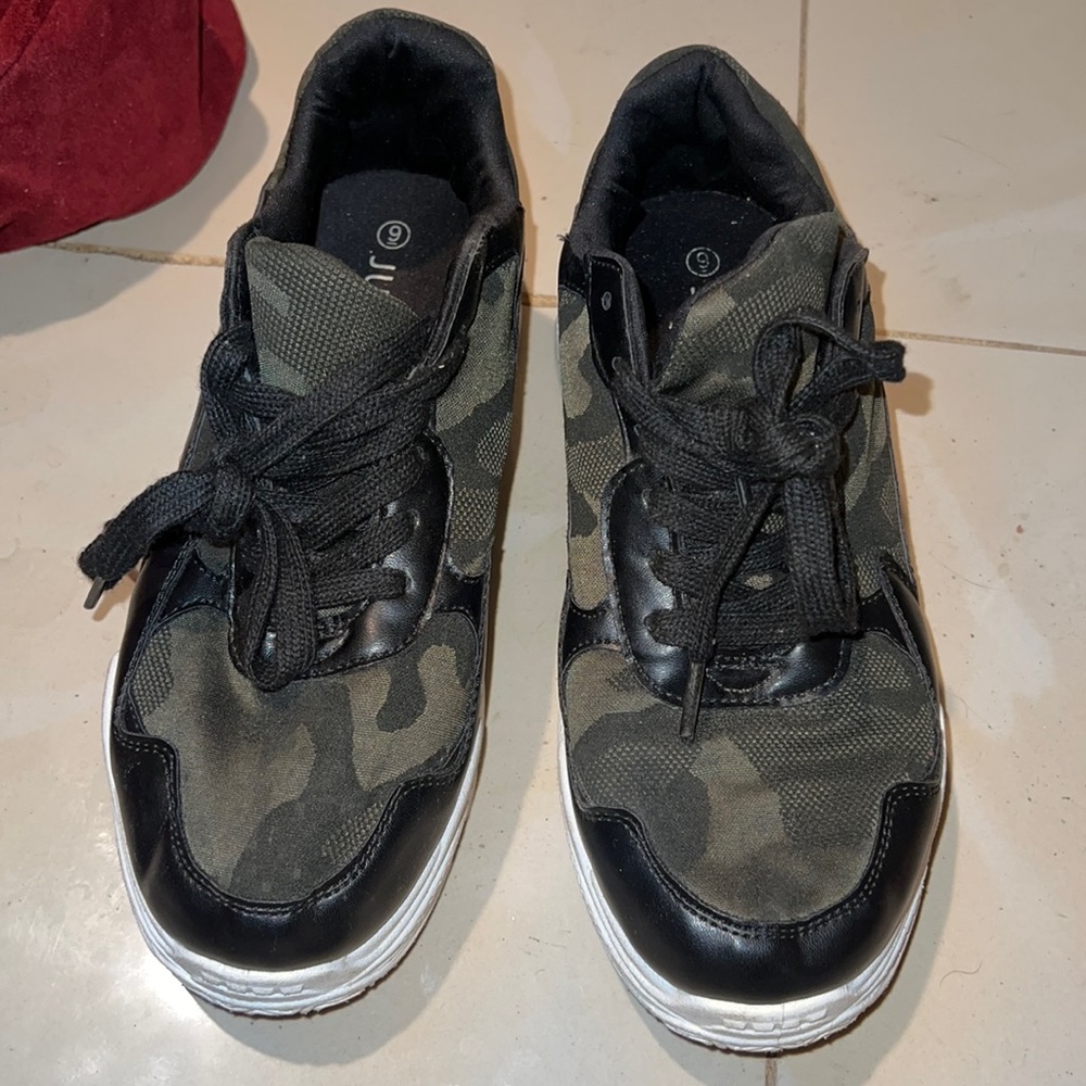 Hey everyone. I am selling these comfy sneakers I had bought when I was pregnant